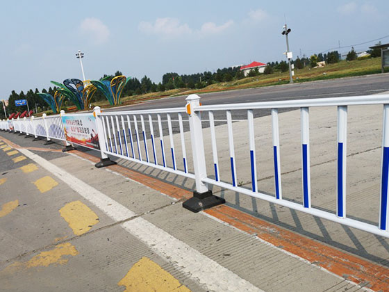 鋅鋼道路護(hù)欄的分隔作用集中體現(xiàn)在哪兒 鋅鋼道路護(hù)欄的分隔作用集中體現(xiàn)在哪兒